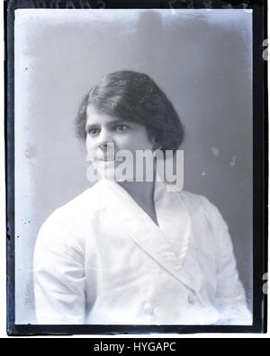 "Miss Chandler, 9 gennaio 1915" è una fotografia ritrattistica dell'inizio del XX secolo in America. L'immagine cattura un momento nel tempo, preservando l'eleganza e la moda del periodo. Foto Stock