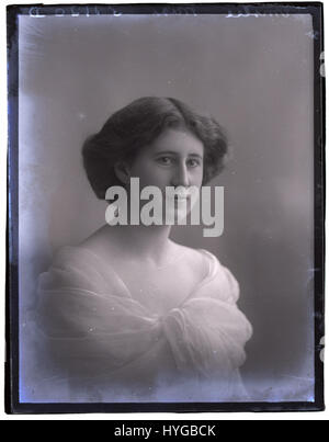 Miss N Emslie, 1 Dic 1910 (16879766289) Foto Stock