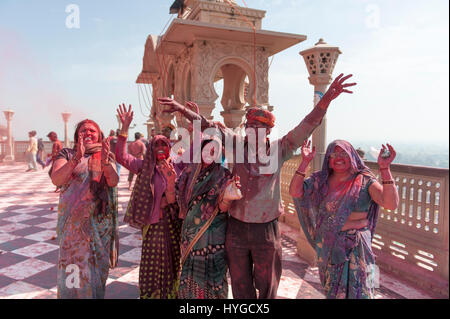 Barsana le popolazioni locali e gli abitanti di un villaggio di giocare con i colori durante la Holi celebrazione in Barsana, India. Holi è il più celebrato festival religioso Foto Stock