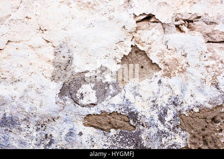 La consistenza del vecchio muro fatiscente. Parete di luce. Foto Stock