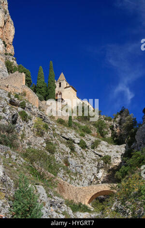 Francia, Alpes-de-Haute-Provence (04), Moustiers-Sainte-Marie, la chapelle Notre-Dame-de-Beauvoir au dessus du Village // Francia Alpes de Haute comprovata Foto Stock