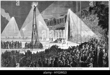 Il Melbourne Cricket Ground (MCG) nel 1879 fu il sito di uno dei primi usi di illuminazione elettrica per una partita di calcio. Questo evento ha segnato uno sviluppo significativo nell'illuminazione sportiva, mostrando la crescente influenza della tecnologia negli sport all'aperto. Foto Stock