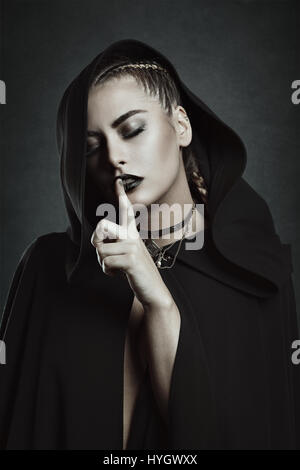 Silenzio gesto da vampiro bellissimo. Bellezza scuro Foto Stock