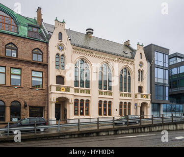 Ålesund è una città nella contea di Møre og Romsdal, Norvegia. È degno di nota per la sua concentrazione di architettura Art Nouveau. Foto Stock