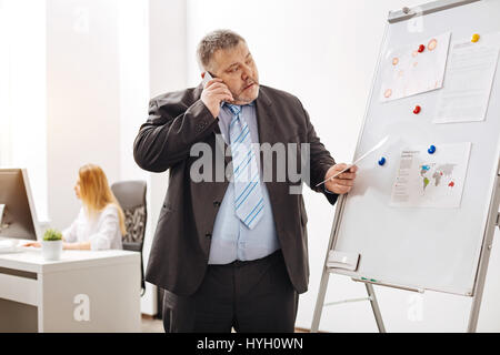 Lavoratore interessati a discutere di qualcosa con il suo collega Foto Stock