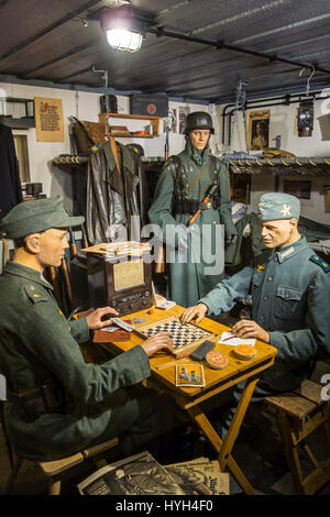 Il tedesco della Seconda guerra mondiale i soldati' quartieri dormitorio in bunker a Raversyde Atlantikwall / Atlantic Wall open-air museum a Raversijde, Fiandre, in Belgio Foto Stock
