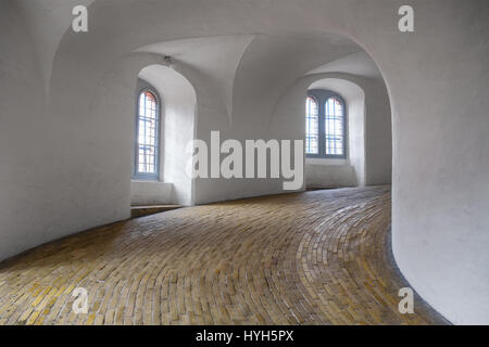 COPENHAGEN, Danimarca - 22 agosto 2014: vista interna della rampa a spirale di Round Tower a Copenhagen, in Danimarca. La torre circolare è stato costruito come un astronom Foto Stock