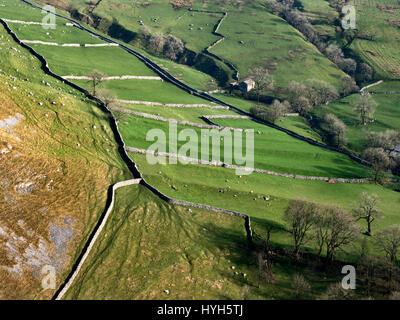 Prati sul pendio di una collina a Gordale Scar vicino Malham North Yorkshire, Inghilterra Foto Stock