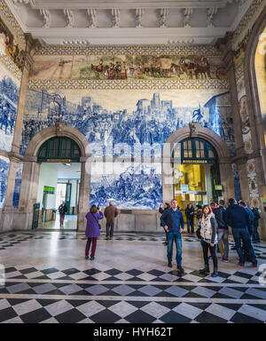 Sala principale di alla stazione ferroviaria di Sao Bento con il famoso  Azulejo pannelli di piastrelle rappresentano scene della storia del  Portogallo nella città di Porto Foto stock - Alamy