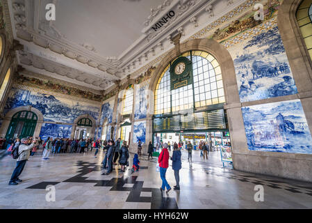 Alla stazione ferroviaria di Sao Bento con il famoso Azulejo pannelli di piastrelle rappresentano scene della storia del Portogallo e il calendario split display parzializzatore in porto Foto Stock