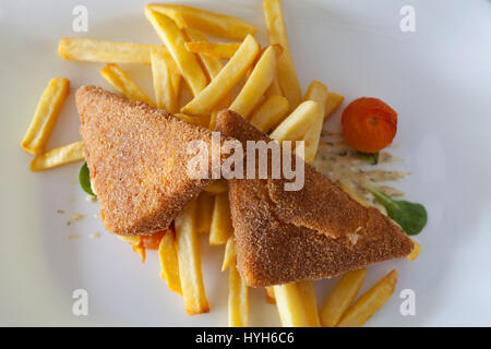 Dettaglio del golden formaggio fritto con patatine Foto Stock