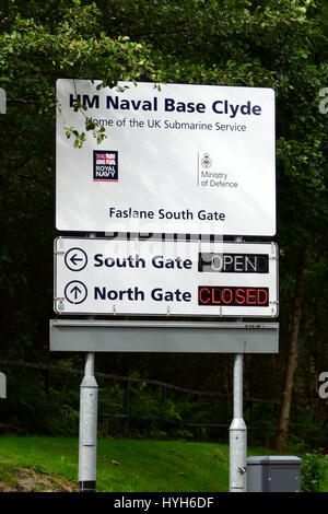 Un segno per HM Base Navale Clyde vicino all'ingresso della base di Faslane Foto Stock