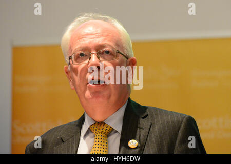 Lord Jim Wallace, leader del Partito europeo dei liberali democratici della House of Lords e avvocato generale per la Scozia parlando a un scozzese liberale Partito Democratico nel rally di Edimburgo una settimana prima della Scottish referendum di indipendenza Foto Stock