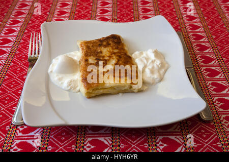 Strukle con crema - famoso antipasto croata fatta con formaggio fresco da la regione di Zagorje su una tovaglia con il modello tradizionale di Zagorje r Foto Stock