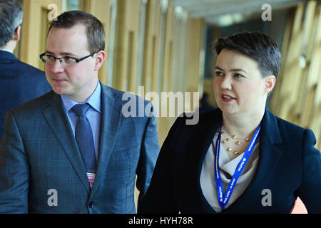 Scottish leader conservatore Ruth Davidson si fa strada per la camera del parlamento scozzese per il primo ministro di domande il giorno di David Cameron's visita Foto Stock