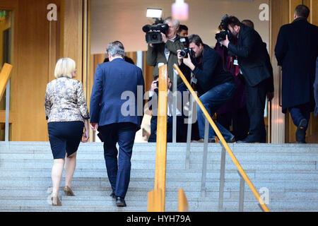 Il Primo Ministro David Cameron fa il suo modo fino la scala nella lobby giardino del parlamento scozzese accompagnato dal funzionario che presiede Tricia Marwick, per un incontro con il Primo Ministro Nicola Storione Foto Stock