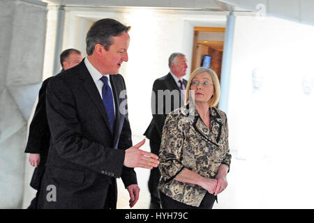 Il Primo Ministro David Cameron nella lobby giardino del parlamento scozzese accompagnato dal funzionario che presiede Tricia Marwick, sul suo modo di un incontro con il Primo Ministro Nicola Storione Foto Stock