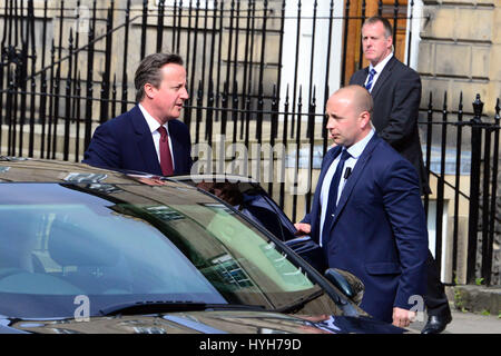 Il Primo Ministro David Cameron arriva a Bute House di Edimburgo per colloqui con il Primo Ministro Nicola Storione Foto Stock