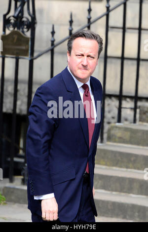 Il Primo Ministro David Cameron arriva a Bute House di Edimburgo per colloqui con il Primo Ministro Nicola Storione Foto Stock