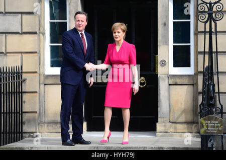 Del primo ministro di Scozia Nicola Storione scuote le mani con il Primo Ministro David Cameron come egli arriva per colloqui a Bute House in Edinburgh Foto Stock