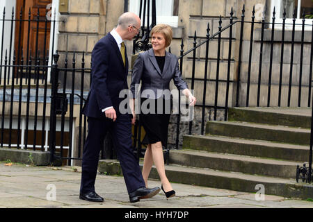 Del primo ministro di Scozia Nicola lo storione con il suo neo-nominato Vice Primo Ministro John Swinney fuori Bute House di Edimburgo, il Primo ministro è residenza ufficiale Foto Stock