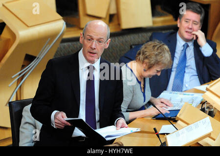 John Swinney, Scozia, vice primo ministro e un SNP rappresentante sulla Smith Commissione su più poteri per la Scozia, fa una dichiarazione formale al Parlamento scozzese sulla risposta del governo alla Commissione Foto Stock