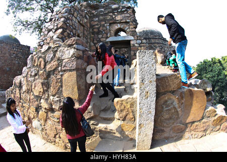 Persone che salgono il Hauz Khas Fort, assembly hall del XIV secolo, India, Nuova Delhi. Foto Stock