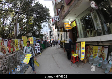 Le boutique e i negozi di Hauz Khas village, nella parte sud di Delhi, India. Vicino alle rovine di Feroz Shah il XIV secolo. Foto Stock