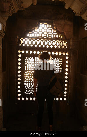 Donna che guarda fuori dalla finestra araba. La tomba di Humayun complesso in Delhi, India, Isa Khan Niyazi la tomba, il complesso è stato dichiarato dall'UNESCO Foto Stock