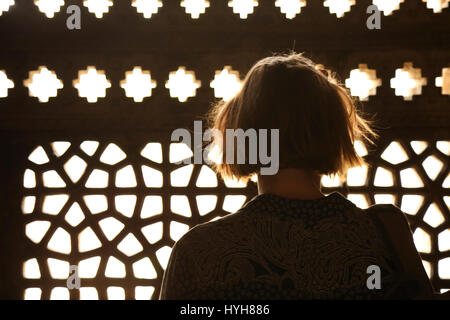 Donna che guarda fuori dalla finestra araba. La tomba di Humayun complesso in Delhi, India, Isa Khan Niyazi la tomba, il complesso è stato dichiarato dall'UNESCO Foto Stock