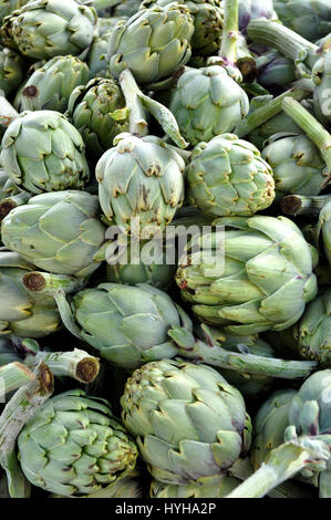 Carciofi al mercato Foto Stock