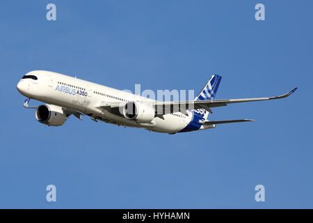 ZHUKOVSKY, Moscow Region, Russia - Agosto 22, 2015: Airbus A350 perfoming dimostrazione di volo in Zhukovsky durante MAKS airshow-2015. Foto Stock