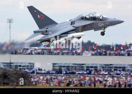 ZHUKOVSKY, Moscow Region, Russia - 11 agosto 2012: Yakovlev Yak-130 134 mostrato bianco a 100 anni di anniversario della Federazione delle Forze aeree in Zhukovsky. Foto Stock