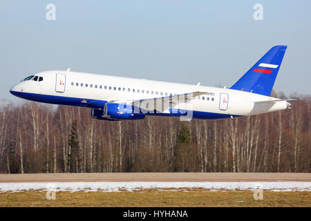 ZHUKOVSKY, Moscow Region, Russia - Marzo 2, 2014: Sukhoi Superjet-100 RF-89151 esecuzione di passaggio basso in Zhukovsky. Foto Stock