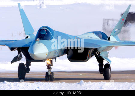 ZHUKOVSKY, Moscow Region, Russia - MARZO 27, 2013: Sukhoi T-50 prototipo PAK-FA 054 Blu è un nuovo marchio di quinta generazione jet fighter mostrato mentre perfo Foto Stock