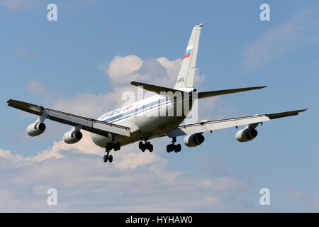 SHEREMETYEVO, Moscow Region, Russia - luglio 8, 2008: Aeroflot-Don Ilyushin IL-86 sbarco presso l'aeroporto internazionale di Sheremetyevo. Foto Stock