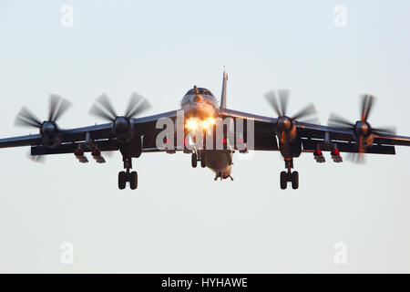 ZHUKOVSKY, Moscow Region, Russia - 7 Novembre 2015: Tupolev Tu-95MSM con otto missili di crociera perfoming prova di volo in Zhukovsky. Foto Stock
