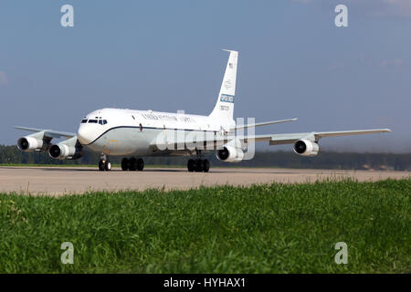 KUBINKA, Moscow Region, Russia - 2 giugno 2013: Open Skies Boeing OC-135B a Kubinka Air Force Base. Foto Stock