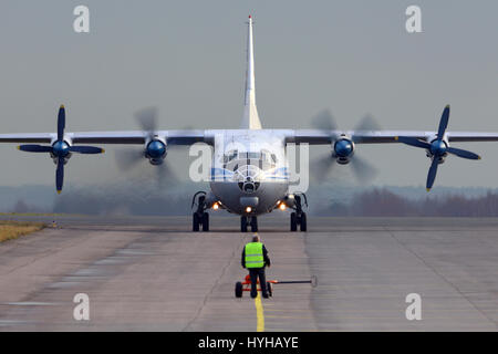 ZHUKOVSKY, Moscow Region, Russia - 19 ottobre 2013: Antonov An-12 in rullaggio a Zhukovsky. Foto Stock