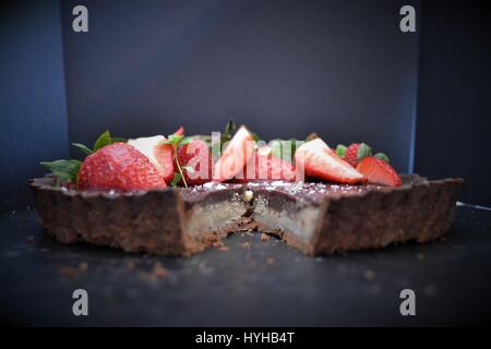 Caramello al cioccolato torta al cioccolato crostata con fragole Foto Stock