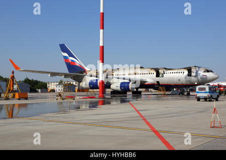 SHEREMETYEVO, Moscow Region, Russia - 3 giugno 2014: Ilyushin IL-96-300 preso fuoco mentre in piedi presso l'aeroporto internazionale di Sheremetyevo, Regione di Mosca Foto Stock