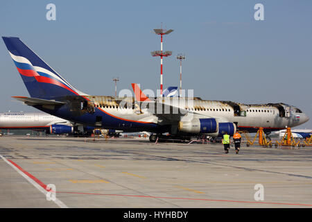 SHEREMETYEVO, Moscow Region, Russia - 3 giugno 2014: Ilyushin IL-96-300 preso fuoco mentre in piedi presso l'aeroporto internazionale di Sheremetyevo. Foto Stock