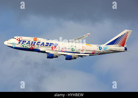 VNUKOVO, Moscow Region, Russia - Luglio 23, 2015: Transaero Boeing 747 in " speranza " Volo livrea finale fa girare a terra alla Vnukovo international airport Foto Stock