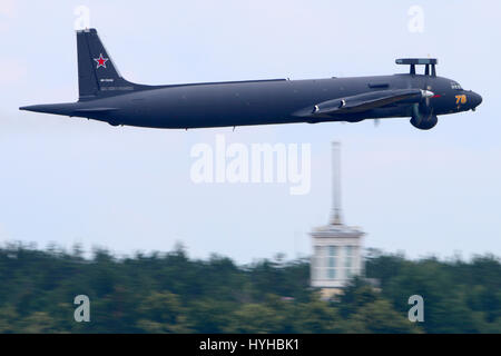 ZHUKOVSKY, Moscow Region, Russia - 30 giugno 2015: Nuova Ilyushin IL-38N effettua il primo volo in Zhukovsky, Regione di Mosca, Russia Foto Stock