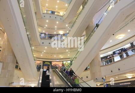 La gente visita Taipei 101 centro commerciale per lo shopping in Taipei Taiwan. Foto Stock