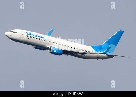 VNUKOVO, Moscow Region, Russia - Luglio 23, 2015: Pobeda Boeing 737-800 rende la curva finale a terra alla Vnukovo aeroporto internazionale. Foto Stock