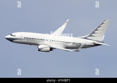 VNUKOVO, Moscow Region, Russia - Luglio 23, 2015: Privato Boeing 737 BBJ M-URUS rende la curva finale a terra alla Vnukovo aeroporto internazionale. Foto Stock