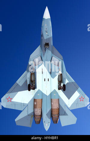 ZHUKOVSKY, Moscow Region, Russia - MARZO 27, 2013: Sukhoi T-50 prototipo PAK-FA 054 Blu è un nuovo marchio di quinta generazione jet fighter mostrato mentre perfo Foto Stock