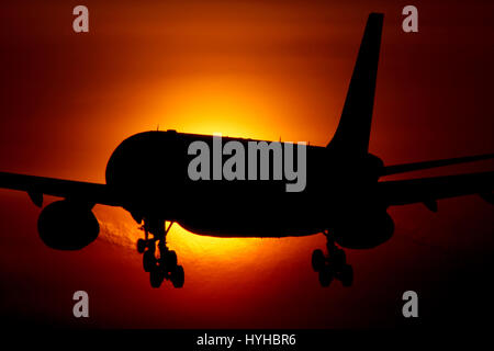 Airbus A330 aereo passeggeri attraversando il sun. Foto Stock