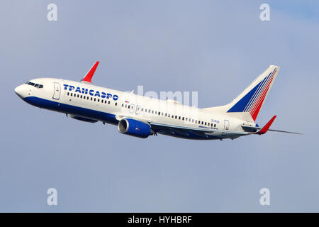 VNUKOVO, Moscow Region, Russia - Luglio 23, 2015: Transaero Boeing 737-800 rende la curva finale a terra alla Vnukovo aeroporto internazionale. Foto Stock